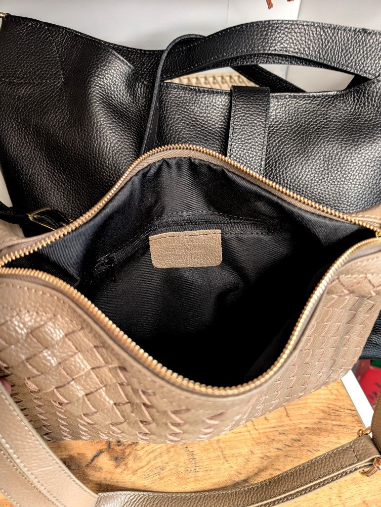 Elegante Ledertasche im zeitlosen Bottega-Veneta-Pouch-Stil mit handgeflochtenem Design in Taupe Grau - Cross-Body-Riemen Handschlaufe Reißverschluss 2 Fächer!