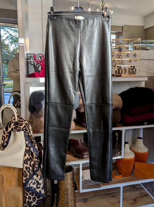Die schwarze Lederleggings mit Reißverschlüssen von SWEEWE vereint Eleganz und Funktionalität - markante Akzente sorgen für einen modernen trendigen Look!