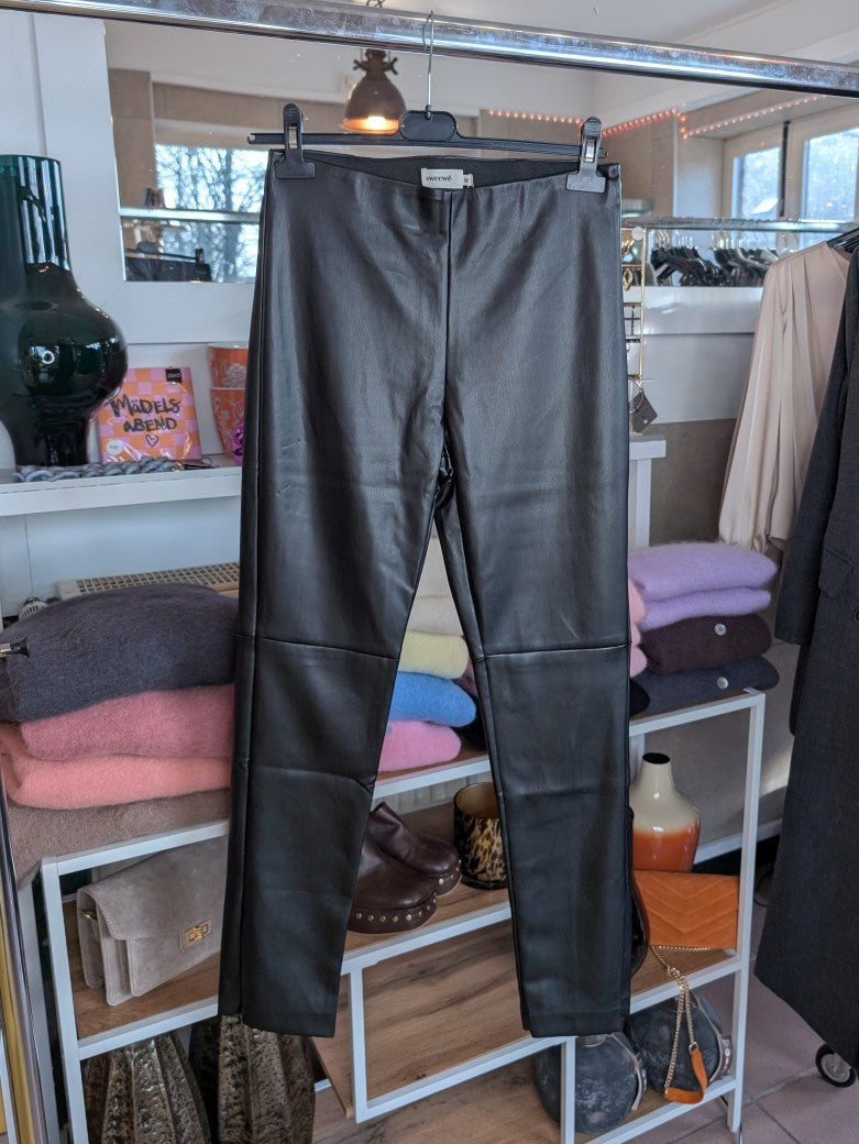 Die schwarze Lederleggings mit Reißverschlüssen von SWEEWE vereint Eleganz und Funktionalität - markante Akzente sorgen für einen modernen trendigen Look!