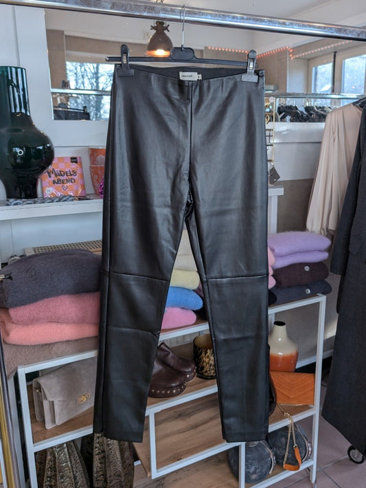 Die schwarze Lederleggings mit Reißverschlüssen von SWEEWE vereint Eleganz und Funktionalität - markante Akzente sorgen für einen modernen trendigen Look!