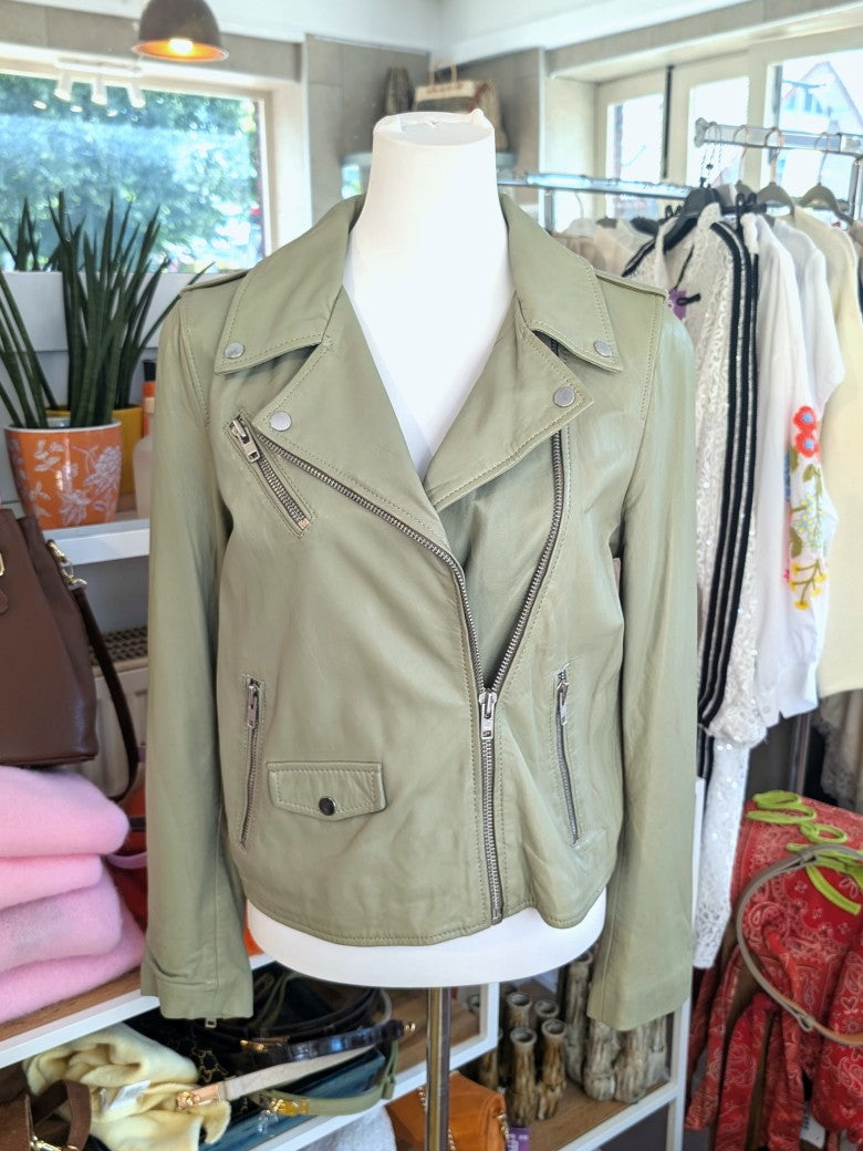 Klassische Bikerjacke aus hochwertig weichem Leder in Salbeigrün hellem Khaki. Angenehm geschmeidig, schmiegt sich perfekt an. Zu Jeans Kleidern Casual-Outfits.