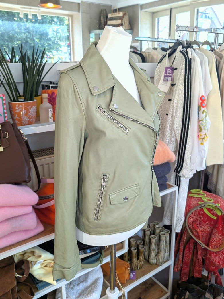 Klassische Bikerjacke aus hochwertig weichem Leder in Salbeigrün hellem Khaki. Angenehm geschmeidig, schmiegt sich perfekt an. Zu Jeans Kleidern Casual-Outfits.