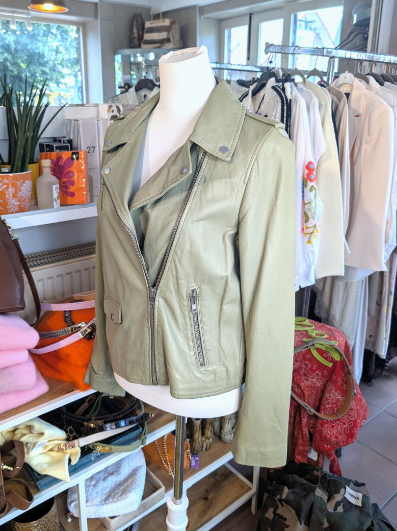 Klassische Bikerjacke aus hochwertig weichem Leder in Salbeigrün hellem Khaki. Angenehm geschmeidig, schmiegt sich perfekt an. Zu Jeans Kleidern Casual-Outfits.