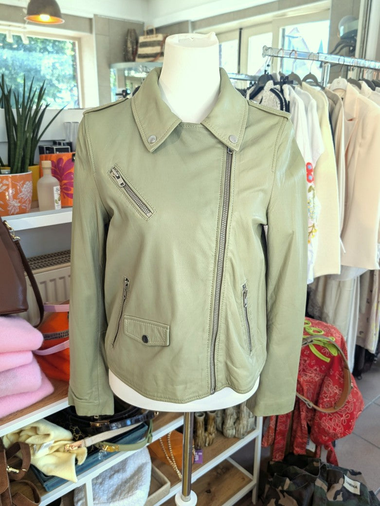 Klassische Bikerjacke aus hochwertig weichem Leder in Salbeigrün hellem Khaki. Angenehm geschmeidig, schmiegt sich perfekt an. Zu Jeans Kleidern Casual-Outfits.