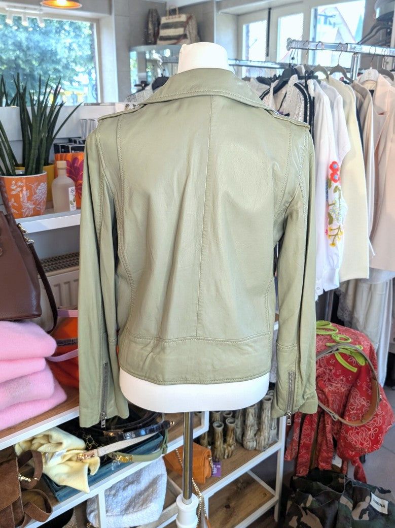 Klassische Bikerjacke aus hochwertig weichem Leder in Salbeigrün hellem Khaki. Angenehm geschmeidig, schmiegt sich perfekt an. Zu Jeans Kleidern Casual-Outfits.