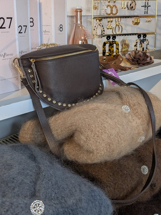 Die hochwertige Bauchtasche aus echtem Leder besticht durch ihr elegantes Coffee Braun und goldene Nieten, die einen modischen Akzent setzen!