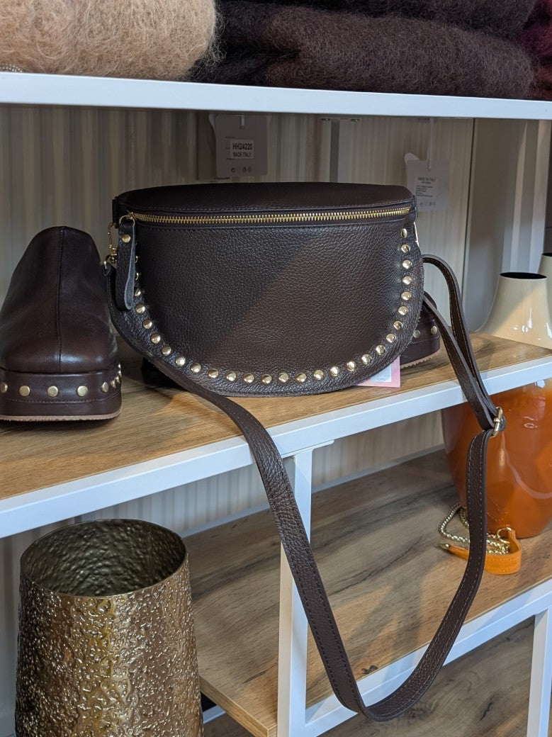 Die hochwertige Bauchtasche aus echtem Leder besticht durch ihr elegantes Coffee Braun und goldene Nieten, die einen modischen Akzent setzen!