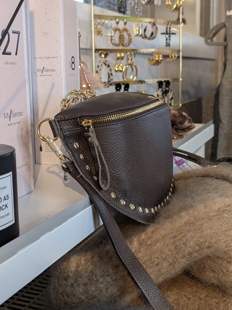 Die hochwertige Bauchtasche aus echtem Leder besticht durch ihr elegantes Coffee Braun und goldene Nieten, die einen modischen Akzent setzen!