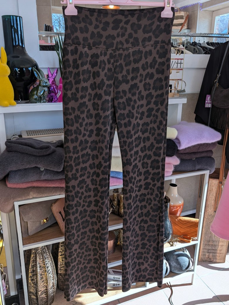 Stilvolle Leggings im angesagten Leo-Muster in Brauntönen mit Schwarz aus geschmeidiger Viskose. Von Mioni – trendy, komfortabel und vielseitig kombinierbar.