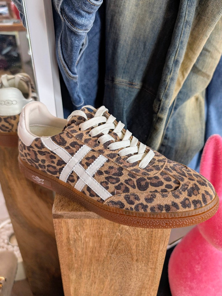 Komfort und Stil mit unseren Leo Sneakern im Asics Stil von OOG aus Echtleder! Verleiht deinem Outfit einen sportlichen modischen Touch verleiht. Hol sie dir jetzt!