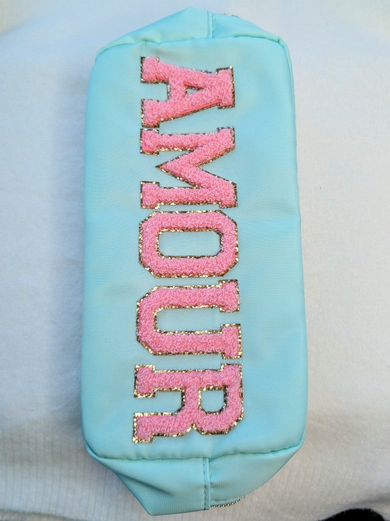 Die Make-Up- und Kosmetiktasche/ Kulturtasche vereint praktische Funktionalität mit trendigem Design in hellen Türkis Mint mit "Amour" in Pink Rosa!