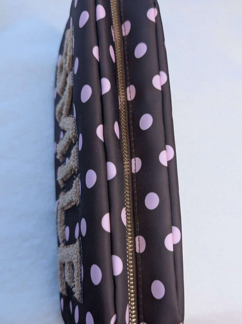 Die Make-Up- und Kosmetiktasche/ Kulturtasche vereint praktische Funktionalität mit trendigem Design in Coffee Braun mit rosa Punkten und "Smile" in Gold!