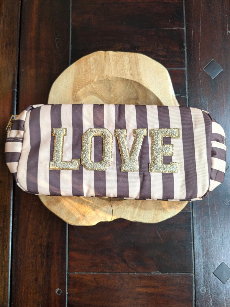 Die Make-Up- und Kosmetiktasche/ Kulturtasche vereint praktische Funktionalität mit elegantem Design in gestreiftem Muster Beige Braun mit "LOVE" Gold!