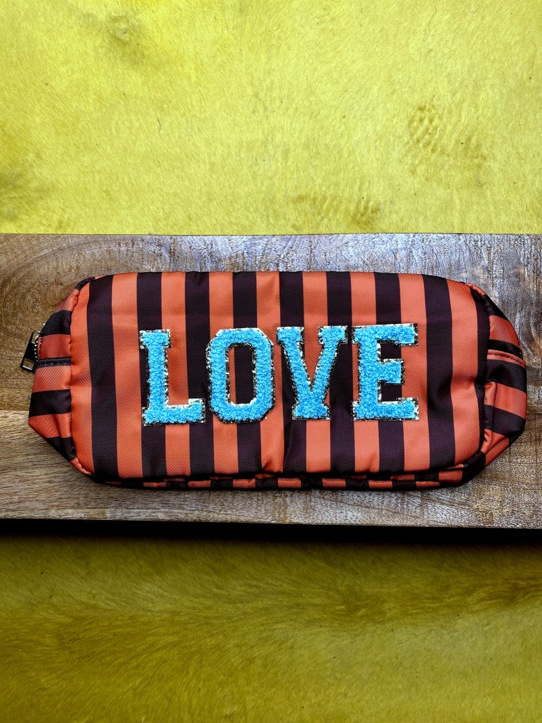 Die Make-Up- und Kosmetiktasche/ Kulturtasche vereint praktische Funktionalität mit elegantem Design in gestreiftem Muster Orange Braun mit "LOVE" Türkis Blau!