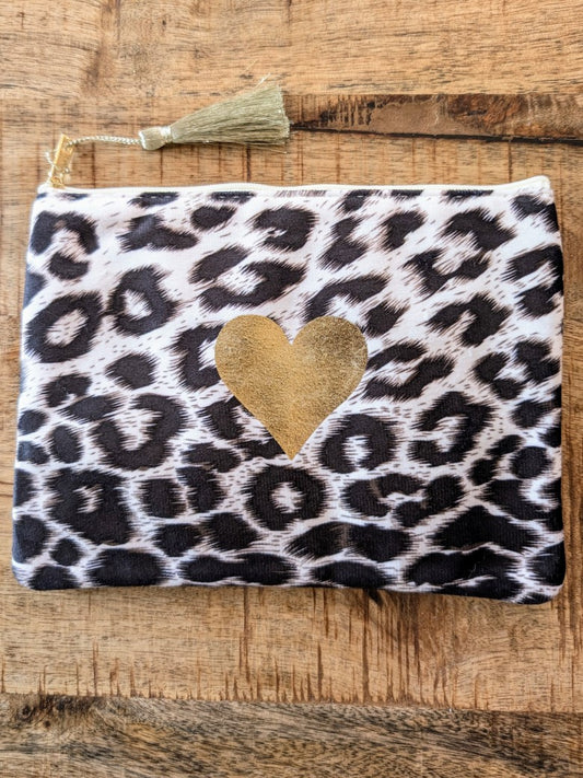 Begeistere dich mit unserer Make-up Tasche Kosmetiktasche hellrosa Leo Muster Braun Schwarz mit Herz und Quaste in Gold. Sei immer stilvoll und gut organisiert!