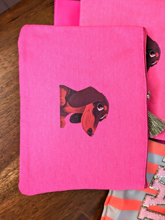 Die Make-Up- und Kosmetiktasche/ Kulturtasche vereint praktische Funktionalität mit tollem Dackel Design in Neon Pink Braun!