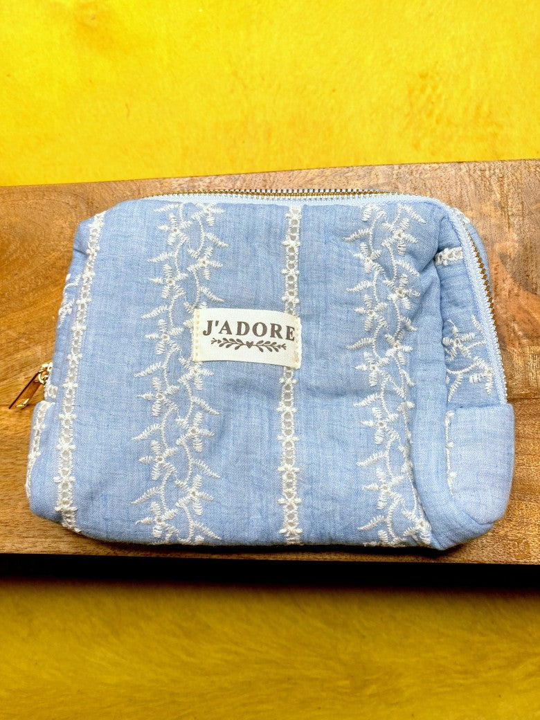 Die Make-Up- und Kosmetiktasche vereint praktische Funktionalität mit elegantem Design - Aufbewahrung mit verspieltem weißen Muster auf Hellblau mit "J'Adore"!