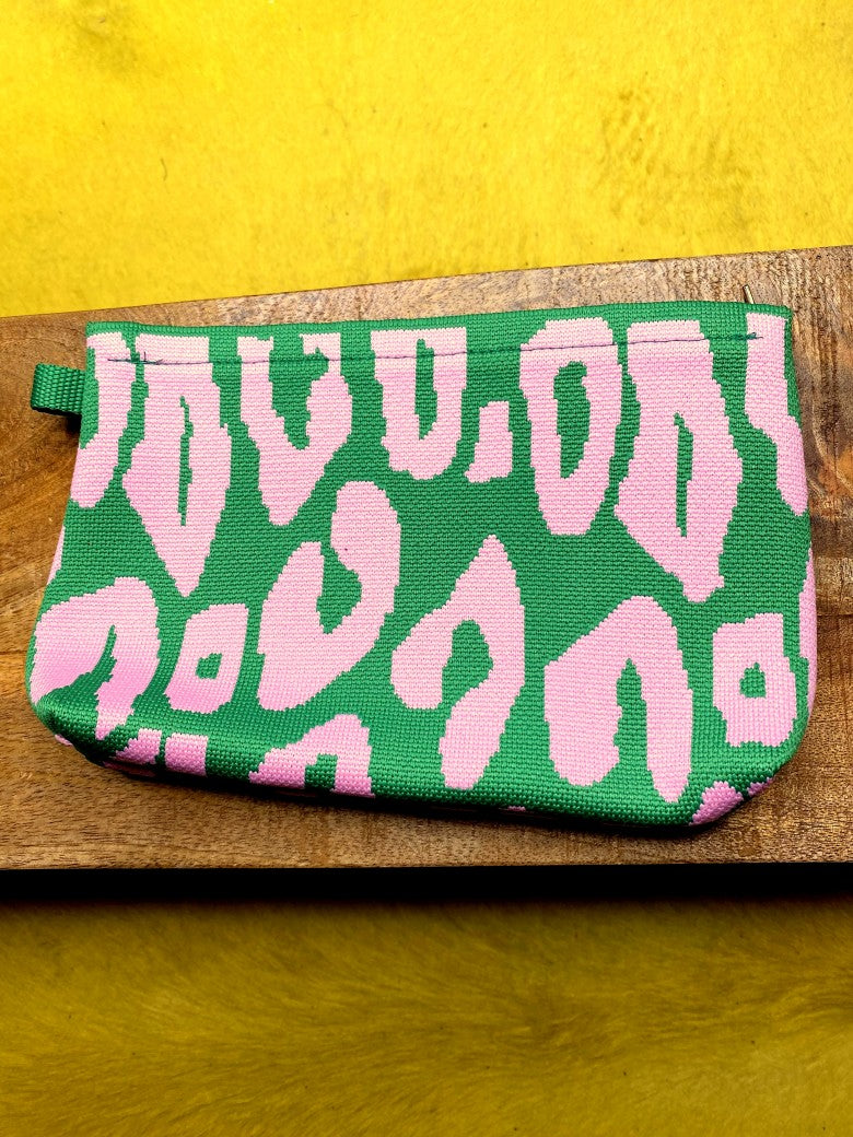 Die Make-Up- und Kosmetiktasche/ Kulturtasche vereint praktische Funktionalität mit elegantem Design in Leo Muster in Grün und Rosa!