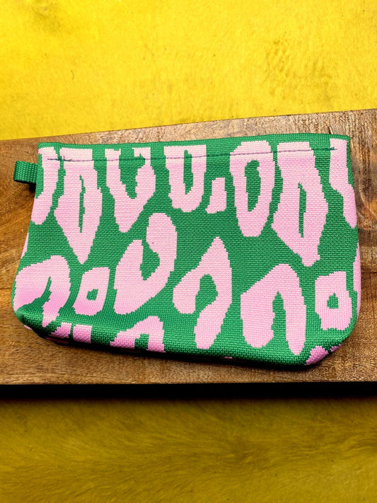 Die Make-Up- und Kosmetiktasche/ Kulturtasche vereint praktische Funktionalität mit elegantem Design in Leo Muster in Grün und Rosa!