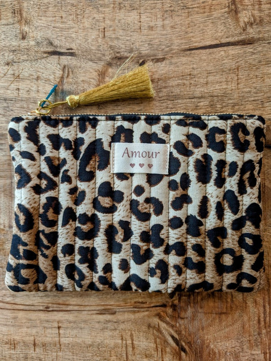 Die Make-Up- und Kosmetiktasche/ Kulturtasche vereint praktische Funktionalität mit elegantem Design in Leo Muster Beige Braun Schwarz mit schönem Amour Detail!