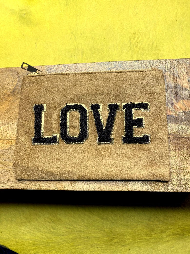 Die Make-Up- und Kosmetiktasche/ Kulturtasche vereint praktische Funktionalität mit elegantem Design aus weichem Stoff in Beige Coffee Braun mit "LOVE".