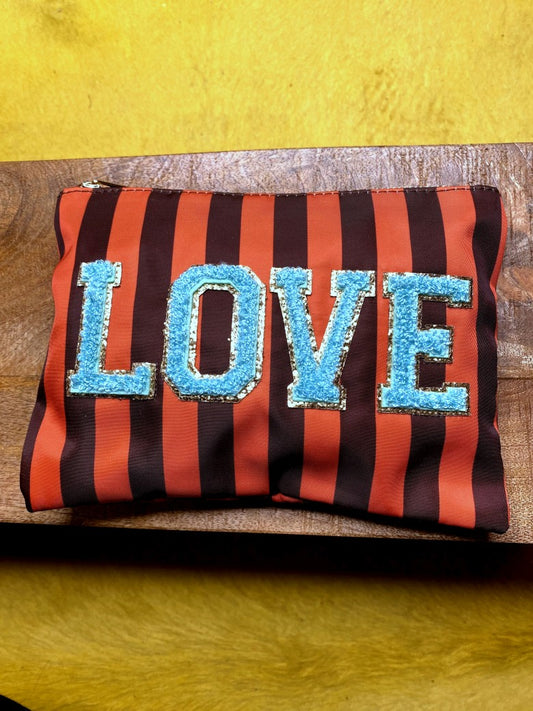 Die Make-Up- und Kosmetiktasche/ Kulturtasche vereint praktische Funktionalität mit elegantem Design in gestreiftem Muster Orange Braun mit "LOVE" Türkis Blau!