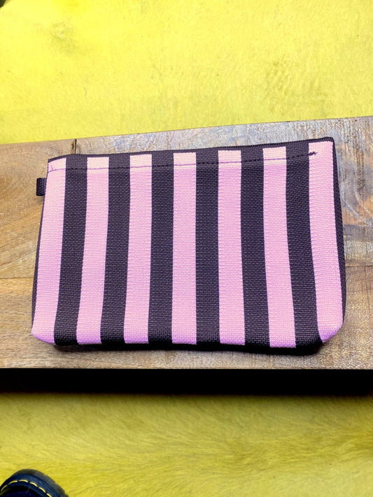 Die Make-Up- und Kosmetiktasche/ Kulturtasche vereint praktische Funktionalität mit elegantem Design in gestreiftem Muster aus Rosa und Coffee Braun!