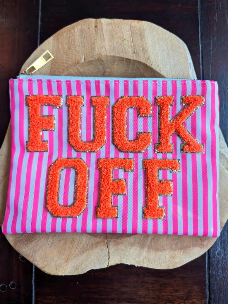Die Make-Up- und Kosmetiktasche/ Kulturtasche vereint praktische Funktionalität mit elegantem Design in gestreiftem Muster Rosa Pink mit "FUCK OFF" Orange Gold!