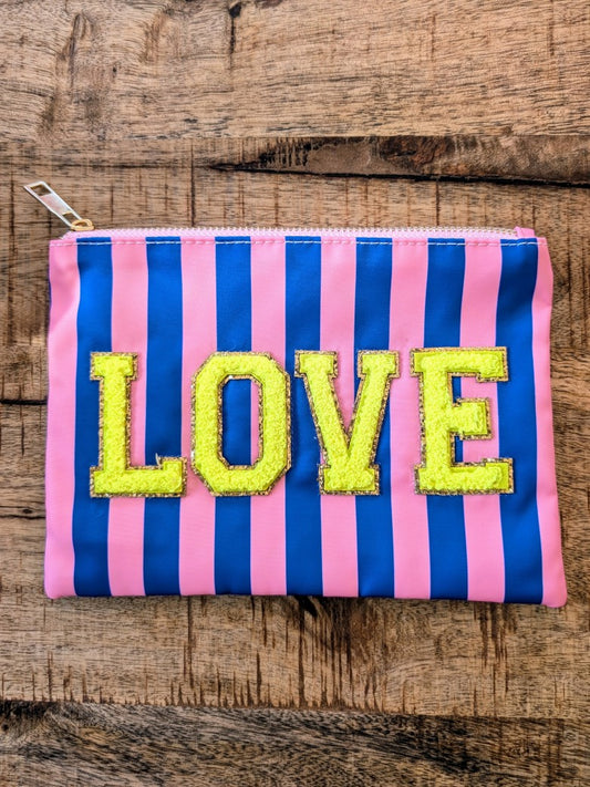 Die Make-Up- und Kosmetiktasche vereint praktische Funktionalität mit fröhlichem Design in gestreiftem Muster Rosa Pink Blau mit "LOVE" in Neon Gelb Goldrand!