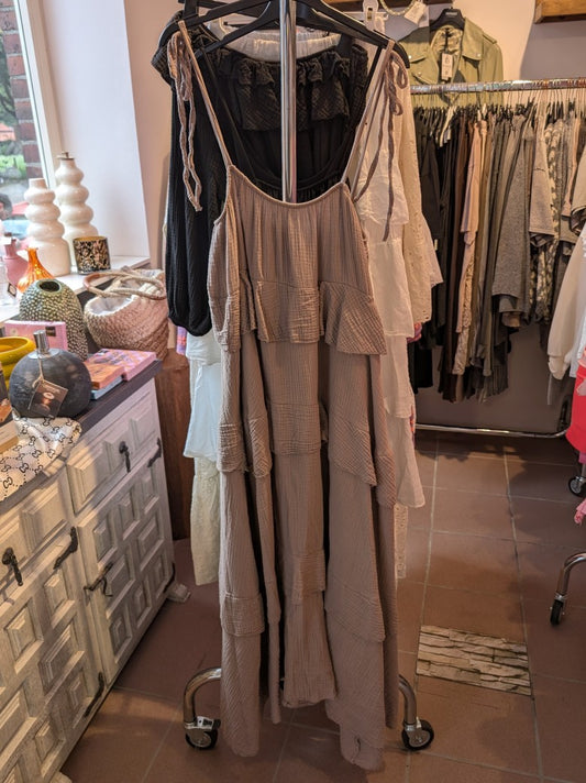Das elegante zeitlose feminine Maxi-Kleid in Taupe aus luftigem Mousselin verzaubert mit verspielten Volants und zarten Trägern. Perfekt für sommerliche Anlässe!