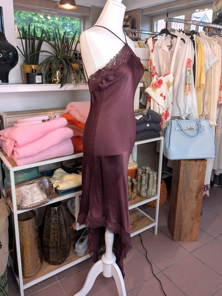 Das asymmetrische Kleid aus seidenmattem Viskose Satin in Bordeaux Rot mit roter Spitze wirkt ideal über Pants und Jeans - femininer absoluter Hingucker!