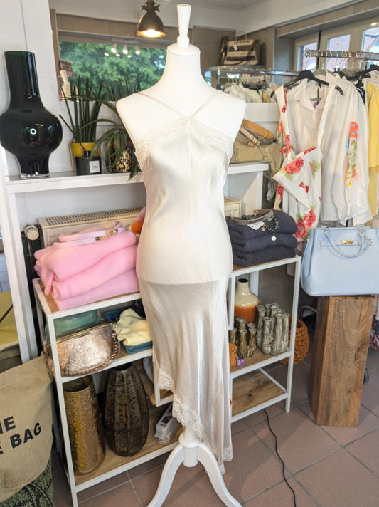 Das asymmetrische Kleid aus seidenmattem Viskose Satin in Champagner Beige mit heller Spitze wirkt ideal über Pants und Jeans - femininer absoluter Hingucker!