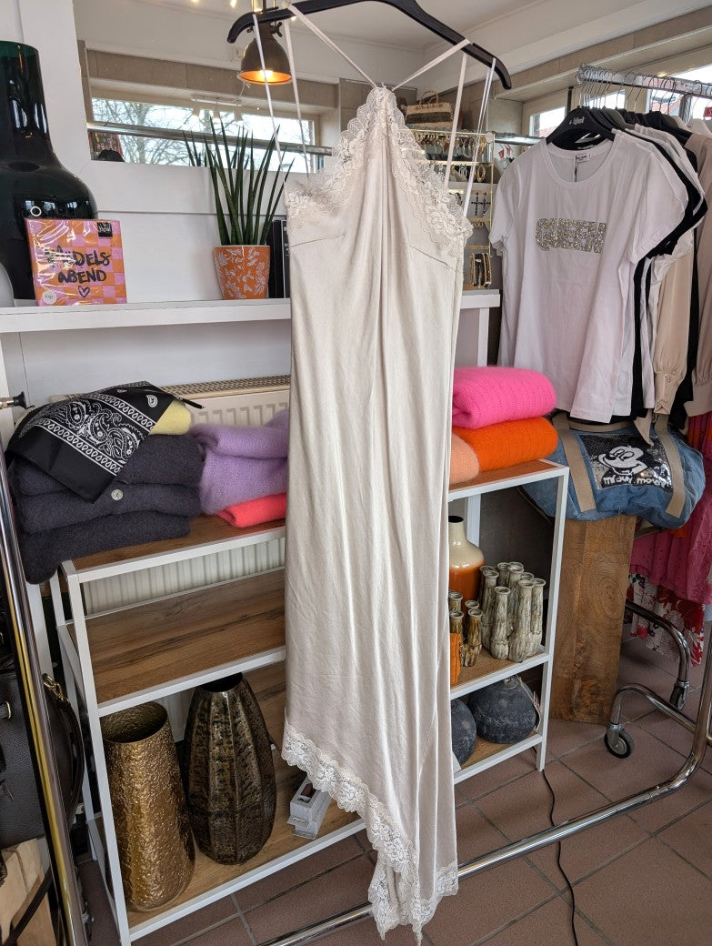 Das asymmetrische Kleid aus seidenmattem Viskose Satin in Champagner Beige mit heller Spitze wirkt ideal über Pants und Jeans - femininer absoluter Hingucker!