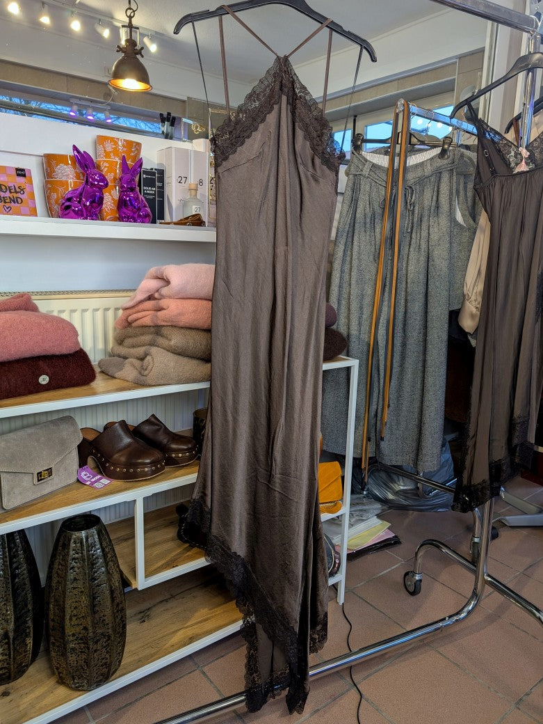 Das asymmetrische Kleid aus seidenmattem Viskose Satin in Coffee Braun mit brauner Spitze wirkt ideal über Pants und Jeans - femininer absoluter Hingucker!