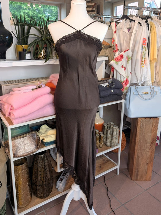 Das asymmetrische Kleid aus seidenmattem Viskose Satin in Coffee Braun mit brauner Spitze wirkt ideal über Pants und Jeans - femininer absoluter Hingucker!