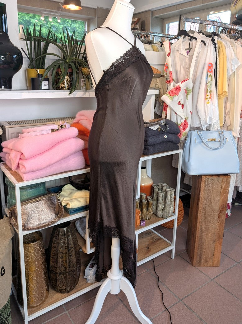 Das asymmetrische Kleid aus seidenmattem Viskose Satin in Coffee Braun mit brauner Spitze wirkt ideal über Pants und Jeans - femininer absoluter Hingucker!