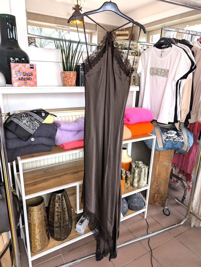 Das asymmetrische Kleid aus seidenmattem Viskose Satin in Coffee Braun mit brauner Spitze wirkt ideal über Pants und Jeans - femininer absoluter Hingucker!