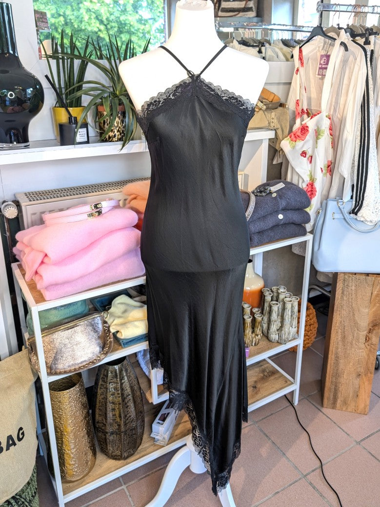 Das asymmetrische Kleid aus seidenmattem Viskose Satin in Schwarz mit schwarzer Spitze wirkt ideal über Pants und Jeans - femininer absoluter Hingucker!