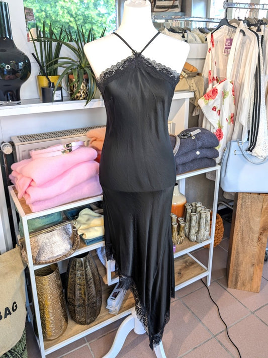 Das asymmetrische Kleid aus seidenmattem Viskose Satin in Schwarz mit schwarzer Spitze wirkt ideal über Pants und Jeans - femininer absoluter Hingucker!