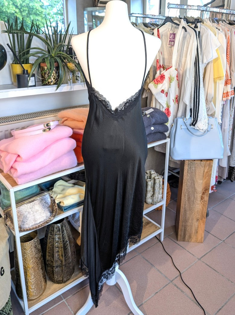 Das asymmetrische Kleid aus seidenmattem Viskose Satin in Schwarz mit schwarzer Spitze wirkt ideal über Pants und Jeans - femininer absoluter Hingucker!