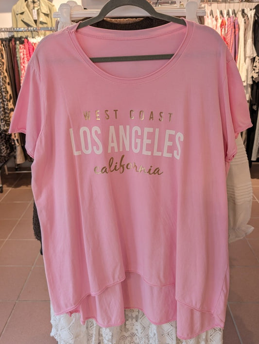 Das Maxi-Shirt Los Angeles besticht durch seinen modischen VoKuHiLa-Schnitt und die harmonische Farbkombination aus Rosa, Gold und Weiß - hol' es Dir jetzt!