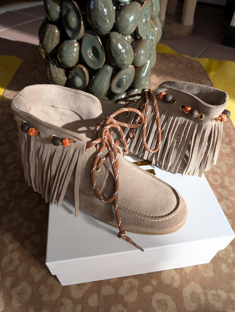 Exquisiter trendiger Wildleder-Mokassin vereint Komfort mit künstlerischem Flair in samtigem Beige-Wildleder mit eleganten Fransen - wearable art für den Alltag!
