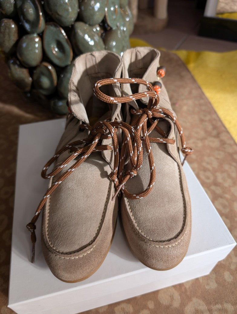 Exquisiter trendiger Wildleder-Mokassin vereint Komfort mit künstlerischem Flair in samtigem Beige-Wildleder mit eleganten Fransen - wearable art für den Alltag!