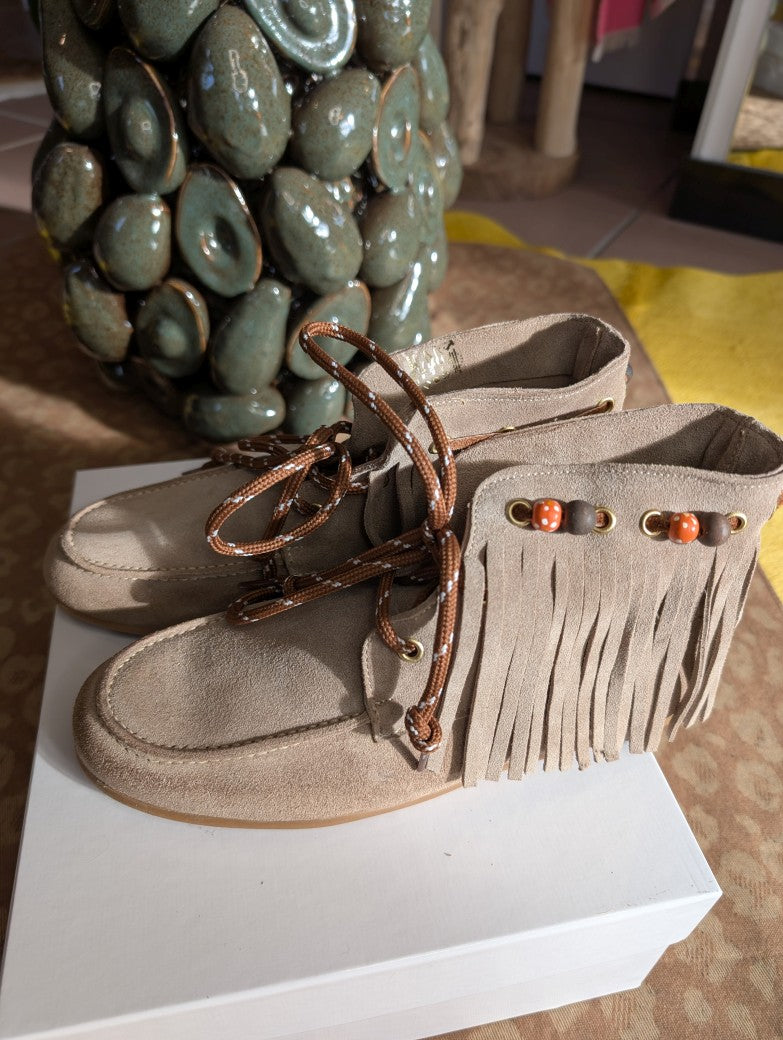 Exquisiter trendiger Wildleder-Mokassin vereint Komfort mit künstlerischem Flair in samtigem Beige-Wildleder mit eleganten Fransen - wearable art für den Alltag!