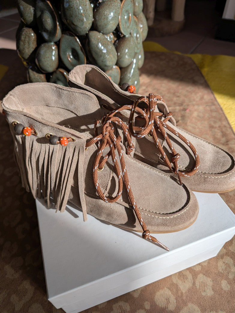 Exquisiter trendiger Wildleder-Mokassin vereint Komfort mit künstlerischem Flair in samtigem Beige-Wildleder mit eleganten Fransen - wearable art für den Alltag!
