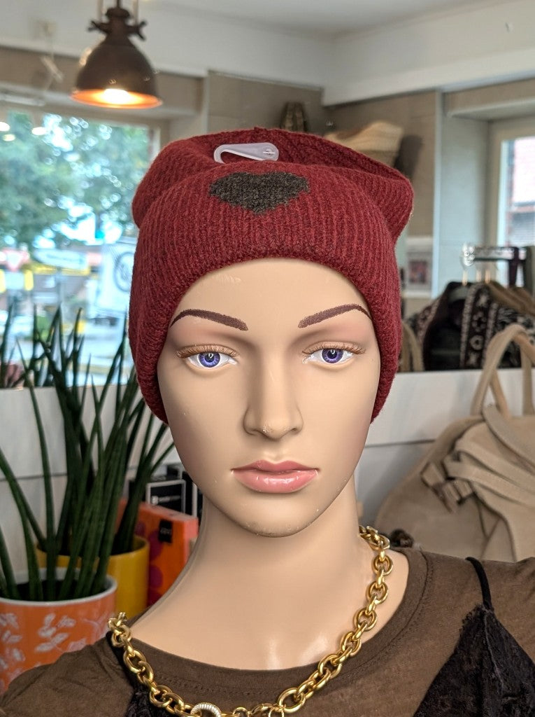 Kuschelige Wintermütze mit Umschlag aus weicher Viskose-Woll-Mischung in Bordeaux Rot mit charmanten Herz Akzent in Coffee Braun wärmt stilvoll an kalten Tagen.