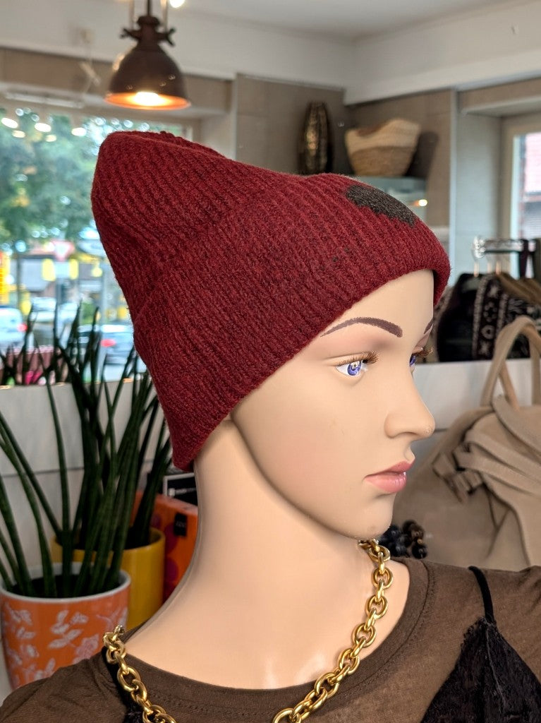 Kuschelige Wintermütze mit Umschlag aus weicher Viskose-Woll-Mischung in Bordeaux Rot mit charmanten Herz Akzent in Coffee Braun wärmt stilvoll an kalten Tagen.