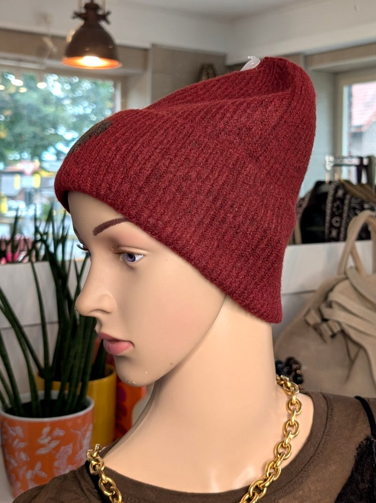 Kuschelige Wintermütze mit Umschlag aus weicher Viskose-Woll-Mischung in Bordeaux Rot mit charmanten Herz Akzent in Coffee Braun wärmt stilvoll an kalten Tagen.
