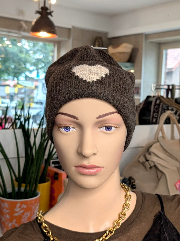 Kuschelige Wintermütze mit Umschlag aus weicher Viskose-Woll-Mischung in warmem Coffee Braun mit charmanten Herz Akzent in Beige wärmt stilvoll an kalten Tagen.