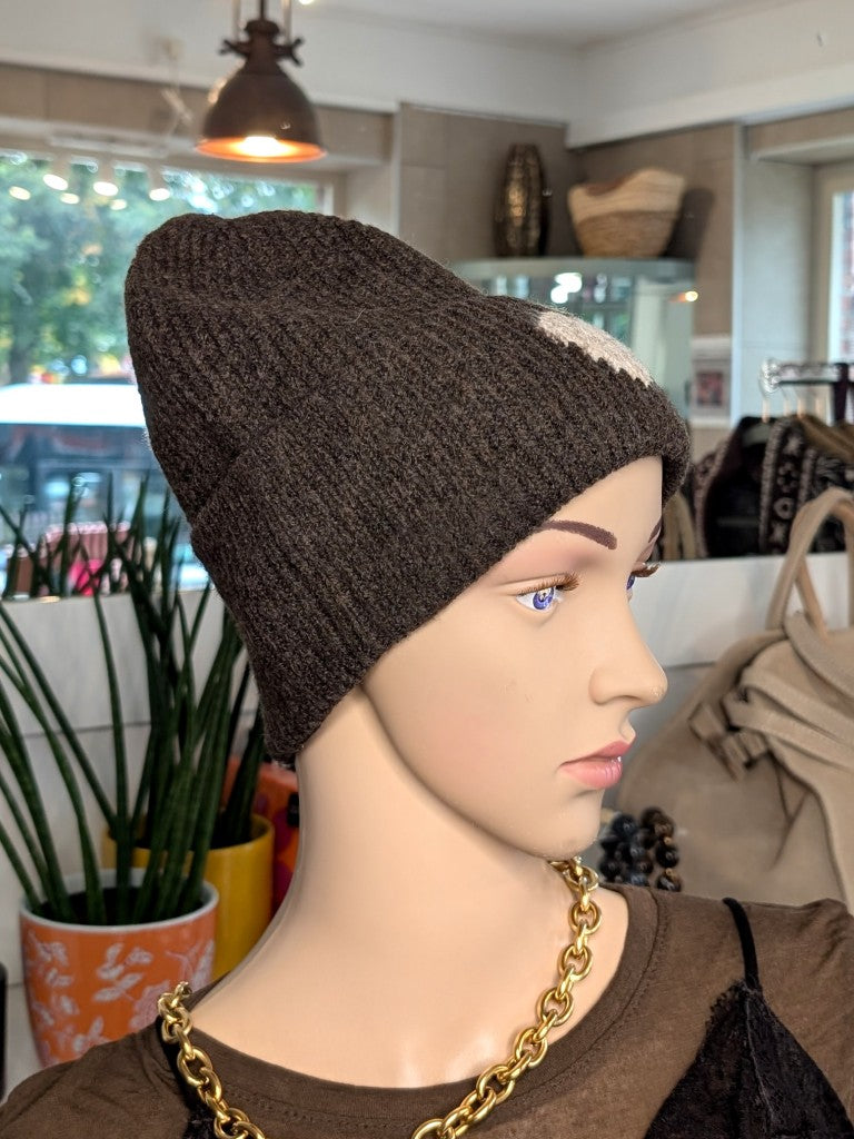 Kuschelige Wintermütze mit Umschlag aus weicher Viskose-Woll-Mischung in warmem Coffee Braun mit charmanten Herz Akzent in Beige wärmt stilvoll an kalten Tagen.
